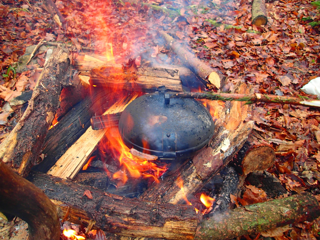 The HAPPY FLAME UFO cooking and baking dish is an ingenious tool with a very simple construction.