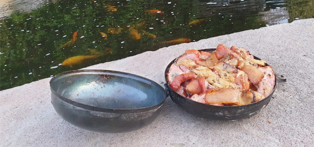 Because I promised my family that I will prepare for them something delicious in the UFO disc, I couldn´t leave the pork meat behind. It has only been a few weeks since I got my disc, but from then on, I fill it weekly with goodies and leave the rest of the work for the embers.